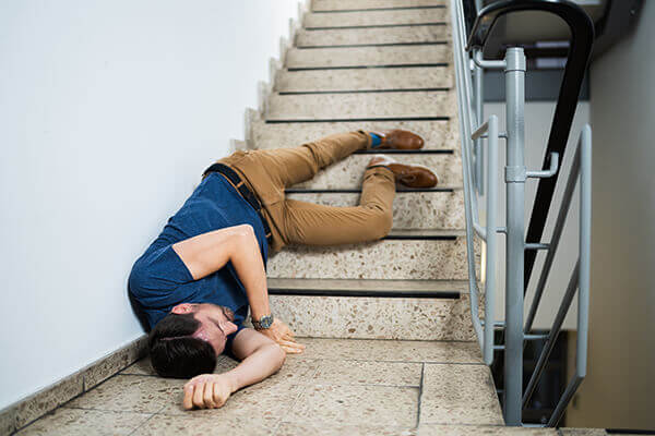 Accidentes por escaleras estrechas