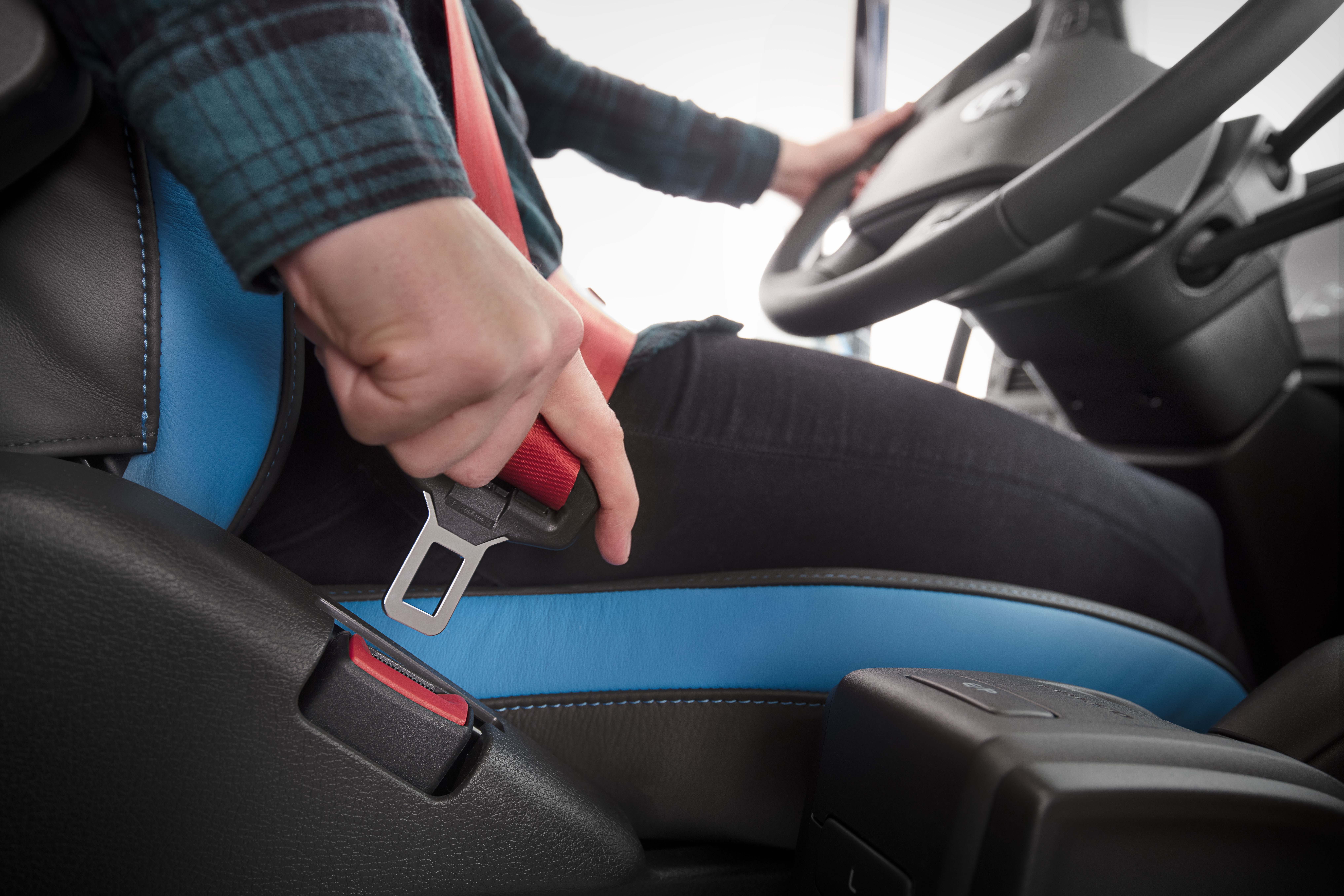 Применение ремней безопасности. Ремень безопасности Вольво. Volvo Seat Belt. Трехточечные ремни безопасности Вольво. Ремень безопасности водителя трехточечный Хайгер 6885.